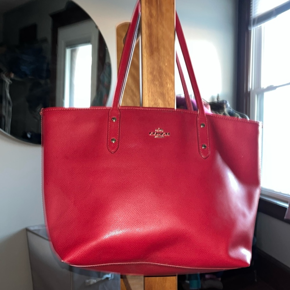 Coach Tote. 
Zip top closure, inside zip pocket and 2 slip pockets.